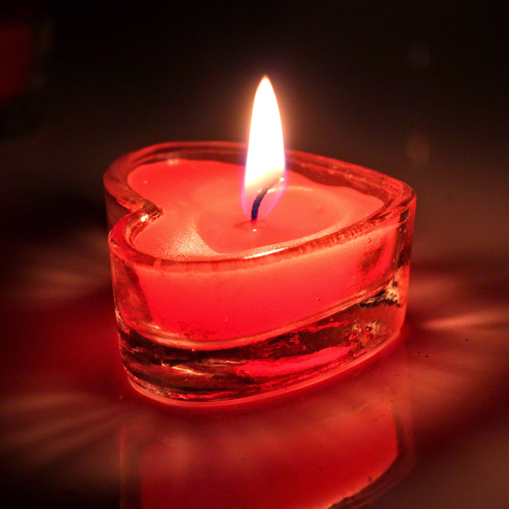 Красиво горит свеча. Красивые свечки. Горящие свечи. Свечи красиво. Романтические свечи.